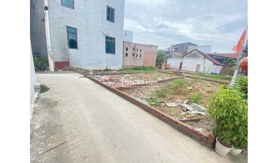 Bán đất 40,6m2 tại Thôn Đìa Bình Minh sổ đỏ chính chủ ô tô đỗ cửa